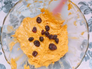 简易的酸奶蔓越莓麦芬（松饼粉版）,放入蔓越莓干翻拌均匀，也可以放蓝莓，注意不要放太多。