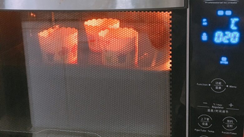 简易的酸奶蔓越莓麦芬（松饼粉版）,放入烤箱，上下火180度20分钟。