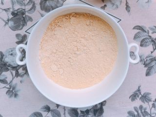 简易的酸奶蔓越莓麦芬（松饼粉版）,取110克松饼粉（我用的南瓜味），没有松饼粉的小伙伴可以用110克低筋面粉过筛后与3克盐和5克泡打粉代替。