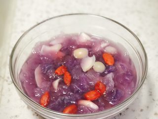 紫薯银耳汤,盛盘，可撒上枸杞，渴口营养，加入百合，清肺止咳