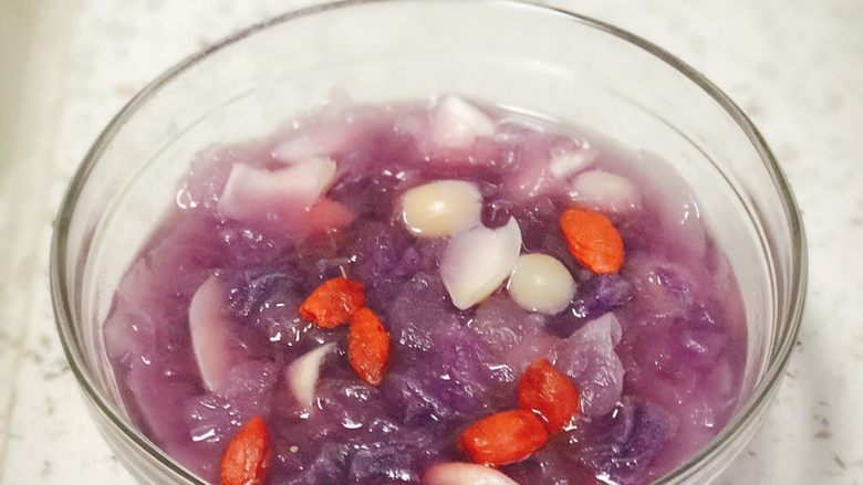 紫薯银耳汤,盛盘，可撒上枸杞，渴口营养，加入百合，清肺止咳