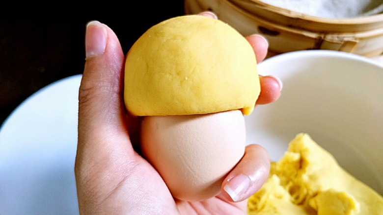 五彩时蔬窝窝头,分成鸡蛋大小的小面团，用鸡蛋往里压大概在鸡蛋1/3的样子，再用大拇指压成型~