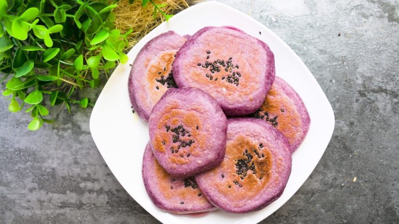 黑麦糯米芝士肉松饼(少油少糖，粗粮细吃),你也可以加紫薯做成紫色的，紫薯的明天码～