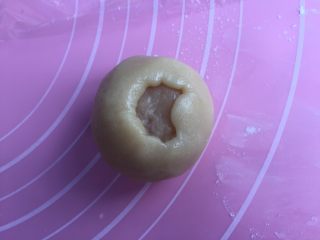 莲蓉蛋黄月饼（50克）,然后慢慢贴着馅料圆球往上推，直到收口。