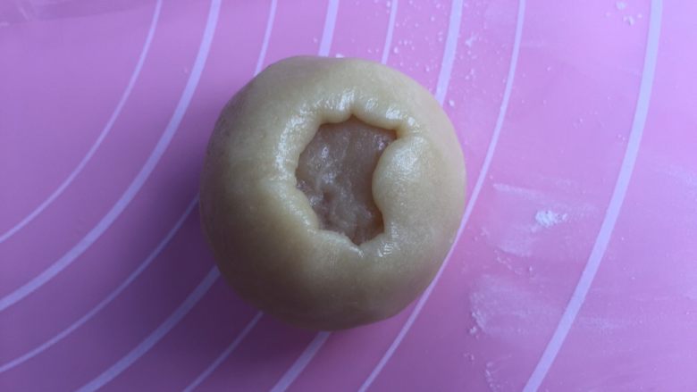 莲蓉蛋黄月饼（50克）,然后慢慢贴着馅料圆球往上推，直到收口。
