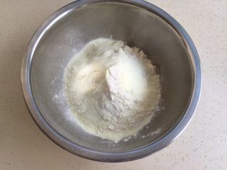 莲蓉蛋黄月饼（50克）,奶粉和面粉放一起，用筷子搅匀。