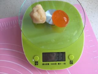 莲蓉蛋黄月饼（50克）,取一个蛋黄和适量莲蓉馅过秤，每一个组合是33克。