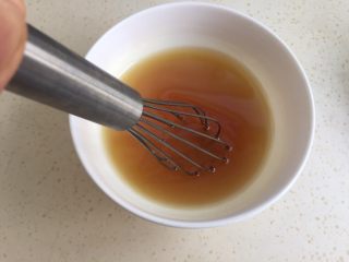 莲蓉蛋黄月饼（50克）,转化糖浆和枧水以及花生油也用手抽打匀。