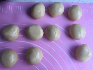 莲蓉蛋黄月饼（50克）,静置后的饼皮分成17克一个的小圆球。