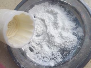 莲蓉蛋黄月饼（50克）,模具装好，模具内侧沾点熟糯米粉防粘。