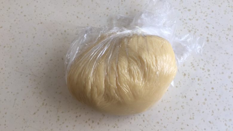莲蓉蛋黄月饼（50克）,面团包上保鲜膜静置1小时。