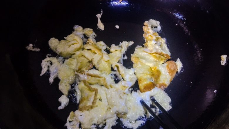 小炒黄瓜鸡蛋,鸡蛋用筷子搅碎，可以不用铲子