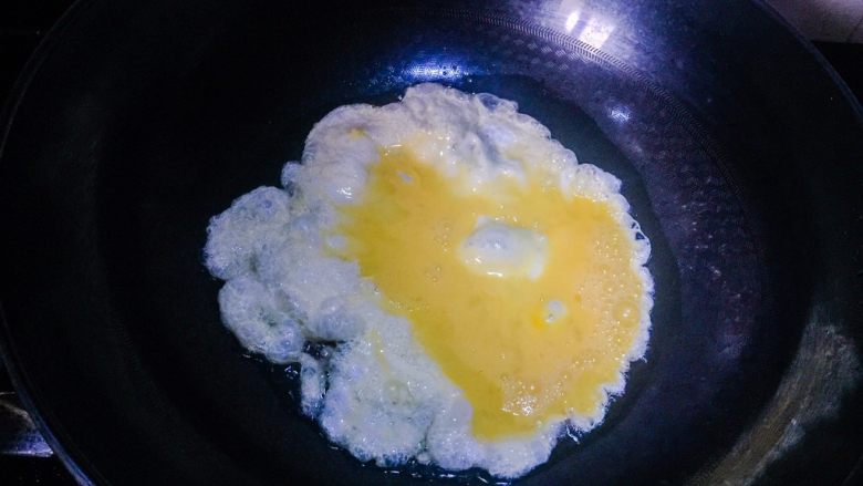 小炒黄瓜鸡蛋,热锅凉油、油热五分左右放入鸡蛋