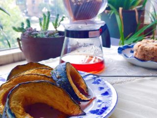 两样食材做出下午茶甜点,配上一壶茶吃着糯糯的黄油南瓜，就是简单的下午茶时光。