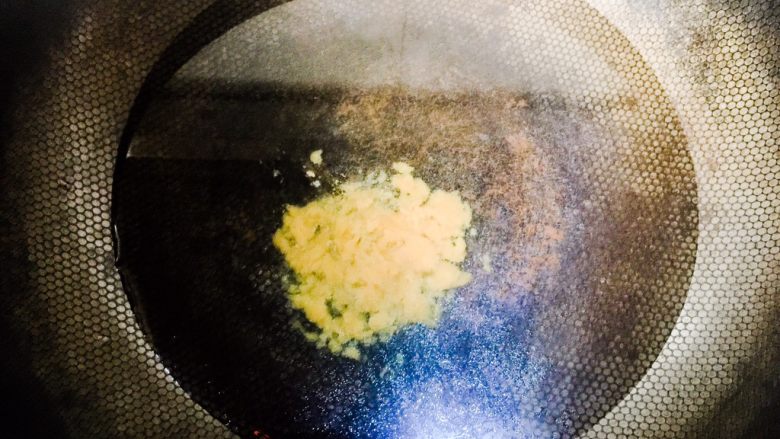 自制美味土豆粉,锅里兑水、加入汤料