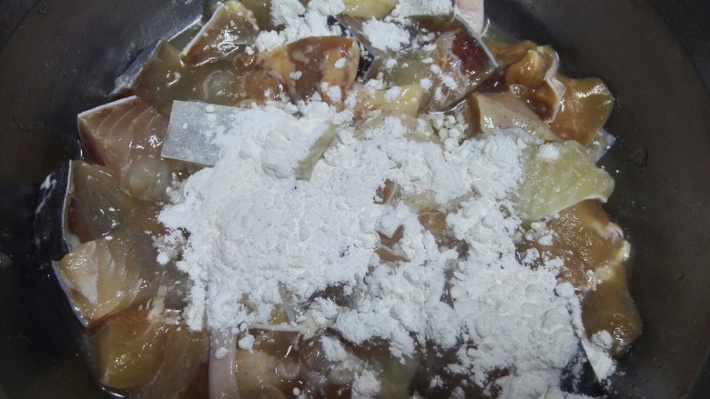 家庭版三汁焖锅,腌制过的鸡腿和鱼块内加入一勺淀粉