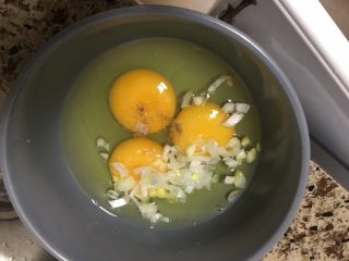鸡蛋灌饼,打鸡蛋，加入盐，葱花，黑胡椒，搅拌均匀