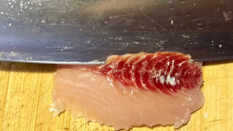 三色清水鱼圆,去掉鱼皮面的红色部分，这是鱼身上最腥的部分