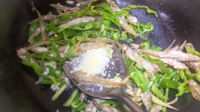下饭菜“青椒苗刀鱼”,加入盐、鸡精继续翻炒