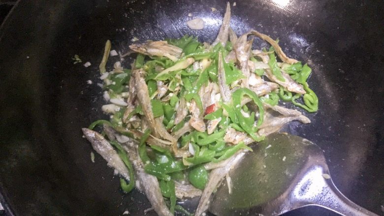 下饭菜“青椒苗刀鱼”,加入少许水炒1分钟就可以出锅啦