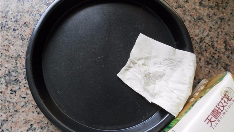 蜂蜜烤南瓜,用纸擦干洗净的9寸披萨盘（用天喜玫花抽纸）。