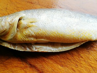 清蒸黄鱼,从腹部切开去除内脏清洗干净。