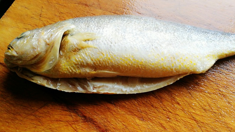 清蒸黄鱼,从腹部切开去除内脏清洗干净。