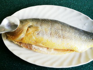 清蒸黄鱼,撒上少许食盐。口味淡的可以不加直接蒸。