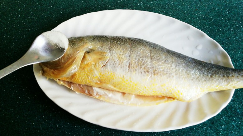 清蒸黄鱼,撒上少许食盐。口味淡的可以不加直接蒸。