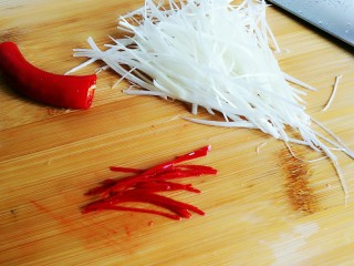 清蒸黄鱼,准备一点红椒也切成细丝。