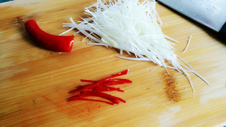 清蒸黄鱼,准备一点红椒也切成细丝。