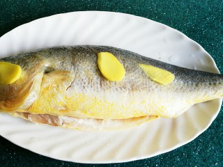 清蒸黄鱼,放入几片生姜在鱼身上或腹内。