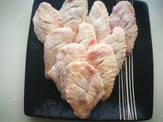 红烧鸡翅,清洗后在鸡翅上切斜刀，便于更好入味。