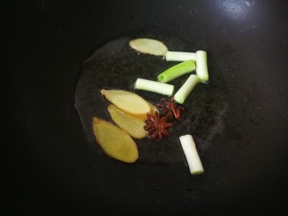 红烧鸡翅,锅中放底油，爆香葱姜和八角。