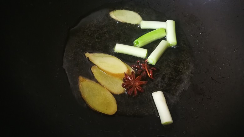 红烧鸡翅,锅中放底油，爆香葱姜和八角。