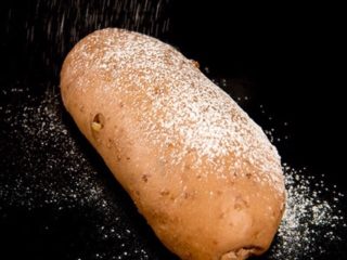 能量杂粮核桃面包,面团变成原来的两至三倍，洒上高筋面粉