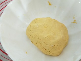 脆皮南瓜饼,并揉找面团，如果糯米粉少了，会湿就有些粘手。