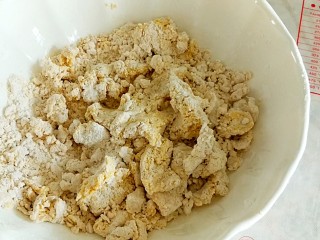 脆皮南瓜饼,加入糯米粉，拌成紊状。粉不要一次性加入，看干湿情况再添加
