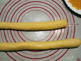脆皮南瓜饼,分成2块，搓粗细合适的长条