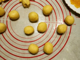 脆皮南瓜饼,用手稍微搓圆，一般二宝喜欢干这活儿
