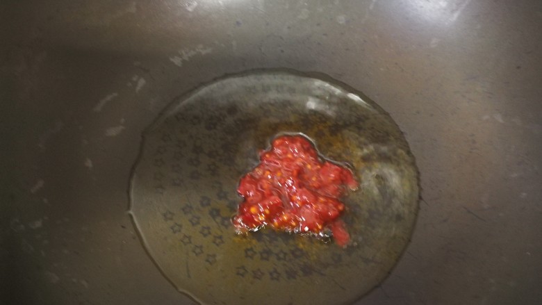 牛肉干,锅中放底油，加了一匙红油豆瓣酱。