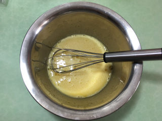 双色凤梨夹心甜甜圈,用手动打蛋器搅拌均匀。