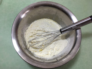 双色凤梨夹心甜甜圈,筛入低筋面粉，奶粉和泡打粉的混合粉类。