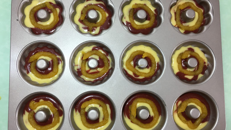双色凤梨夹心甜甜圈,注意凤梨馅尽量挤在中间的位置。
