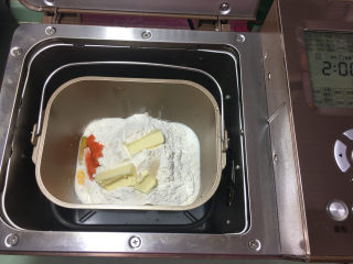 面包机版胡萝卜吐司,将所有材料放入东菱1352AE-3C面包机中，选择标准面包进行揉面。时间为28分钟。。