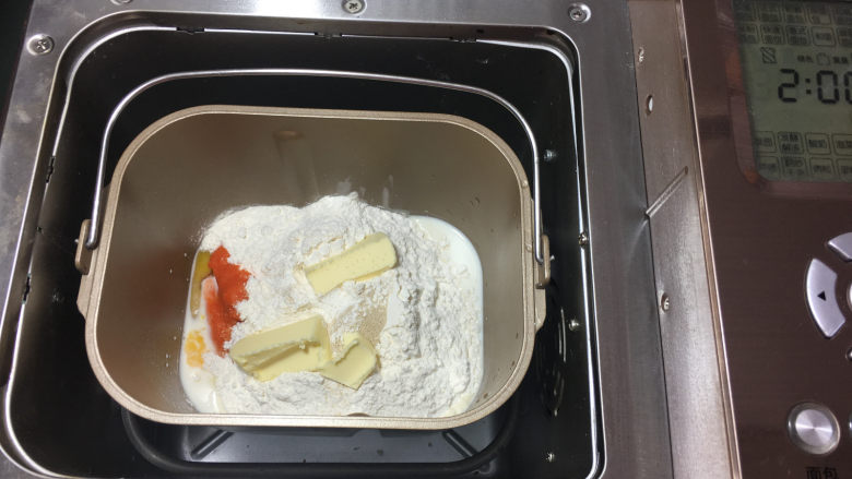 面包机版胡萝卜吐司,将所有材料放入东菱1352AE-3C面包机中，选择标准面包进行揉面。时间为28分钟。。
