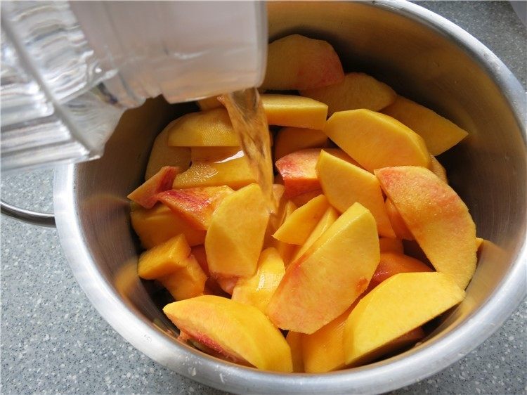 从小到大都喜欢的甜品--黄桃罐头,黄桃块放入无油的锅中，加入漫过黄桃的足量纯净水