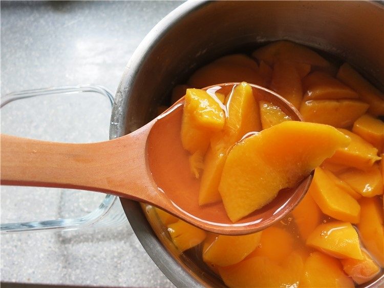 从小到大都喜欢的甜品--黄桃罐头,煮到黄桃由硬变软，汤汁变稠即可关火了