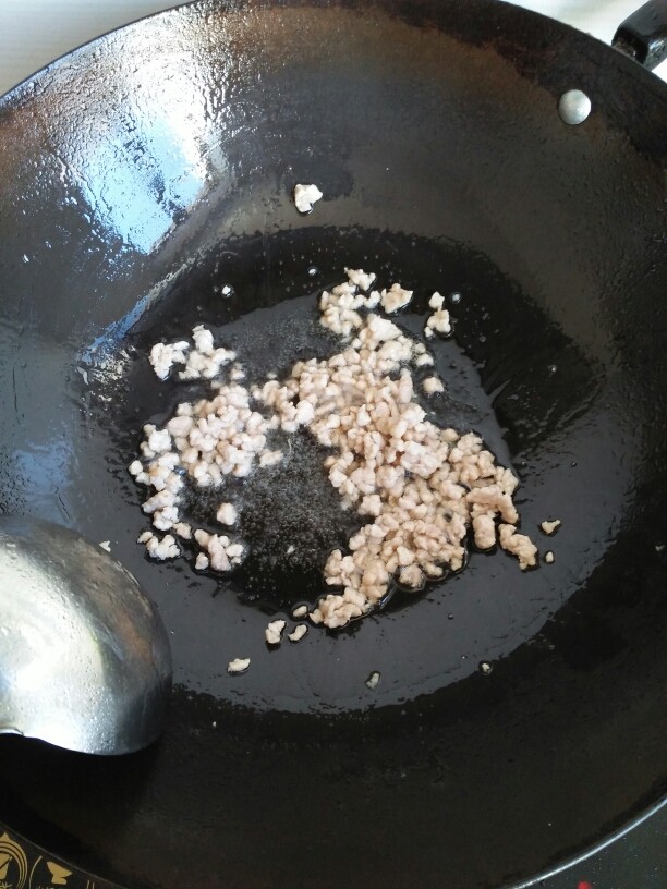 烧麦,锅热油把肉放进去翻炒变色，炒干一点比较香。