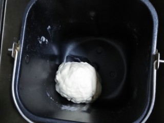 烧麦,200克面粉放110克水和面，我用面包机和的，可以用手和面。